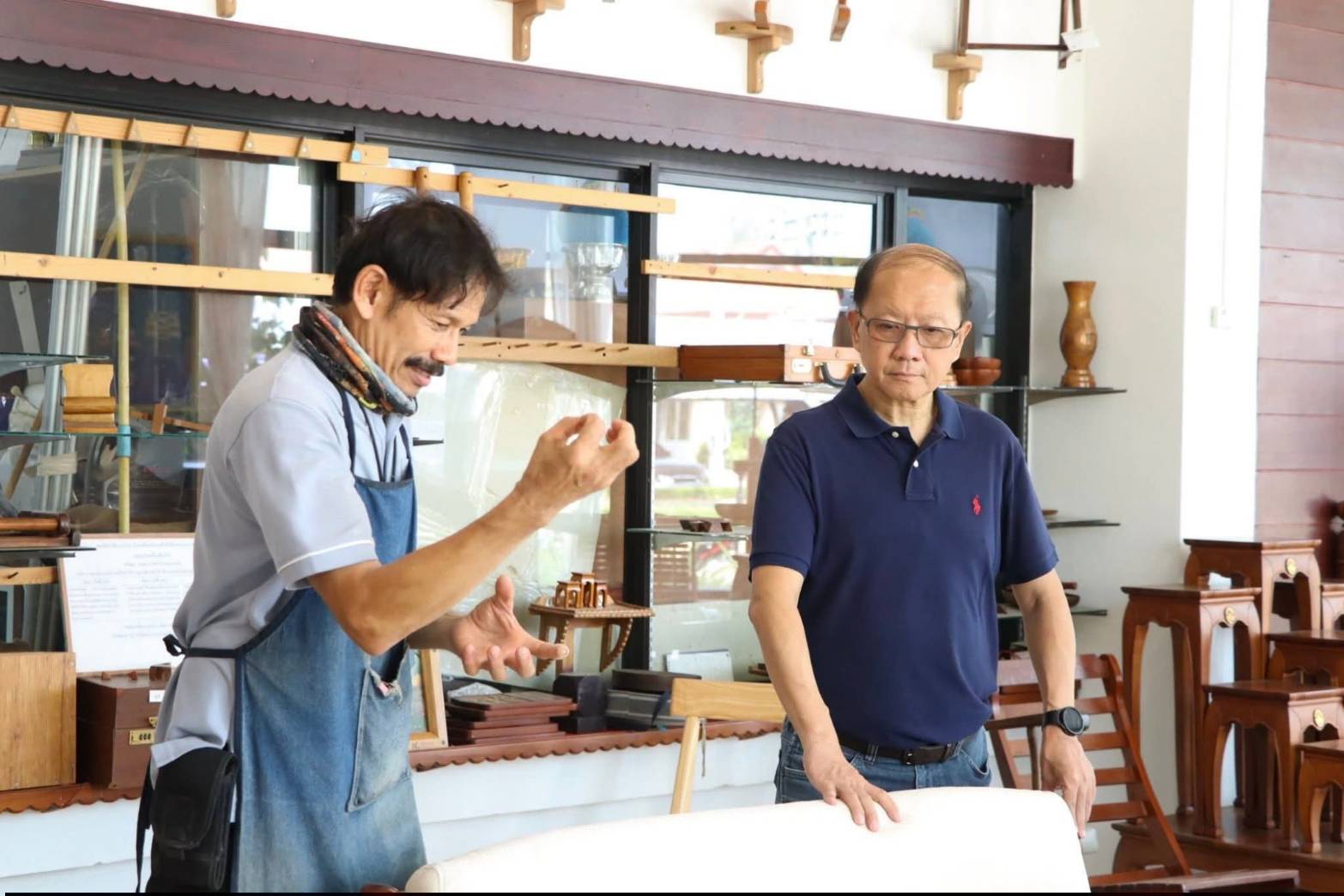 title - ผอ.ศพส. ให้การต้อนรับ คณะนักศึกษาโครงการรัฐประศาสนศาสตรมหาบัณฑิต รุ่นที่ 18 มหาวิทยาลัยรามคำแหง เข้าเยี่ยมชมแผนกฝึกอบรมทั้ง 12 แผนก และพื้นที่ภายในศูนย์ส่งเสริมและพัฒนาอาชีพเสริมนอกภาคการเกษตร